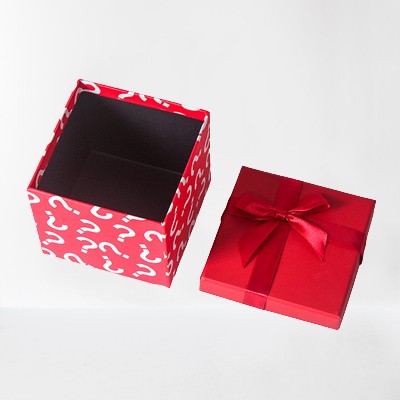 Caja de regalo de la suerte con tapa y base roja